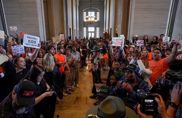 “救救我们的孩子” 示威者冲进州议会大厦！美田纳西州示威者要求控枪！