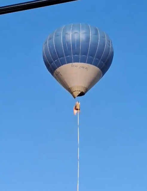 墨西哥一热气球空中起火坠毁致2死3伤 有人从吊篮中跳出