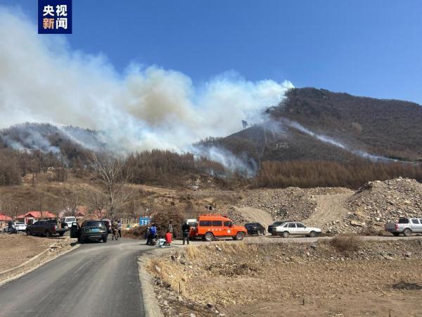 辽宁本溪发生山火 目前现场正在扑救！原因正在调查！