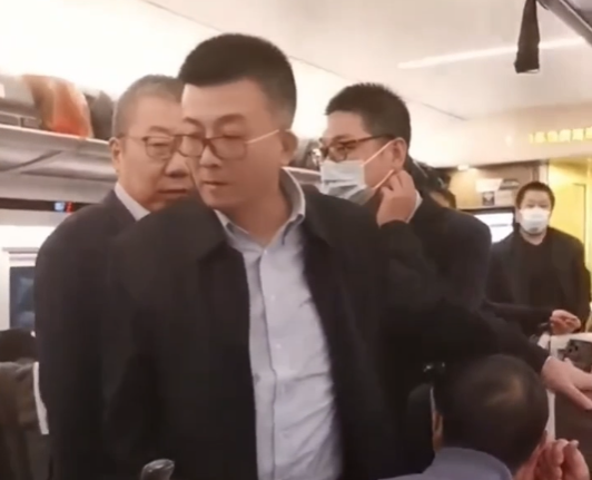 乘客高铁发病遇医生天团，上海六家医院专家集体会诊