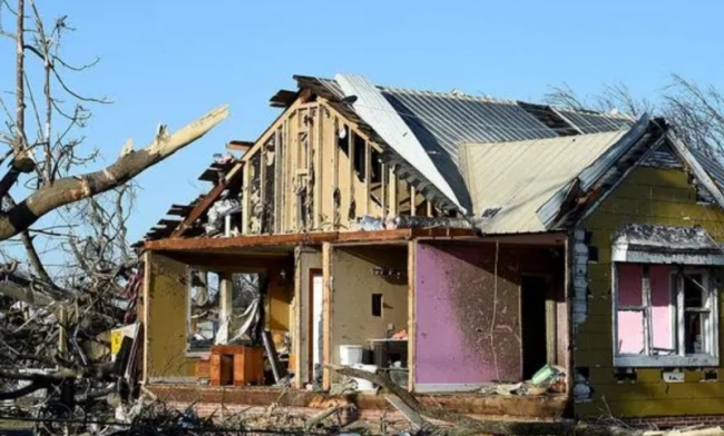 美国龙卷风伤亡情况：32人死亡，大量房屋和道路毁坏