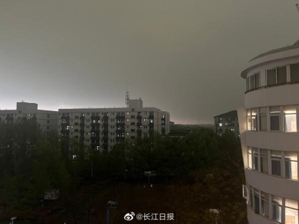 武汉大暴雨白天秒变黑夜，网友晒这是电影特效吗？