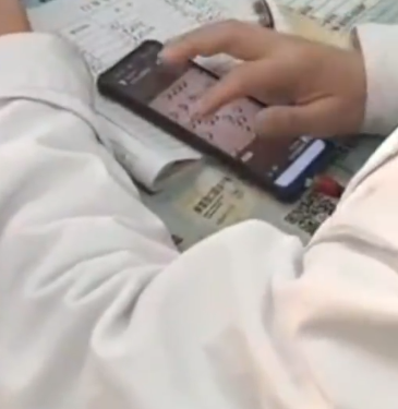 卫健委回应医生看病全程低头玩手机