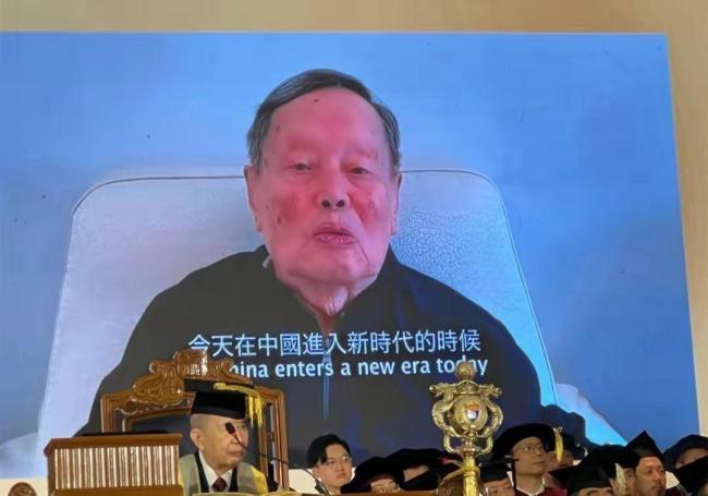 101岁杨振宁罕见露面 原因竟是获得荣誉博士学位 
