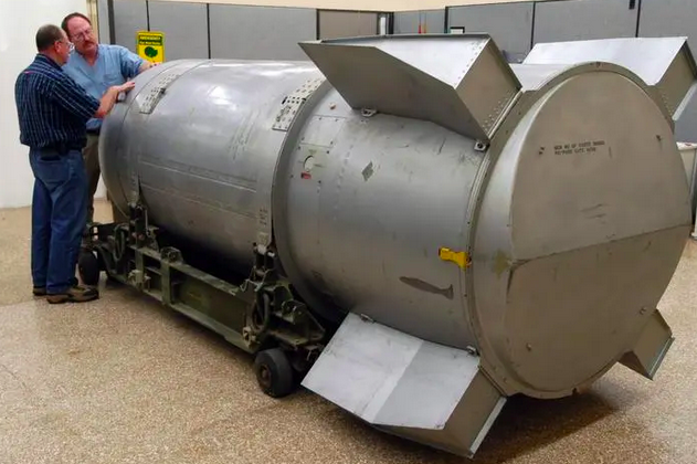 美国一枚部署在荷兰的最新型战术核武器受损！尾部发生扭曲！