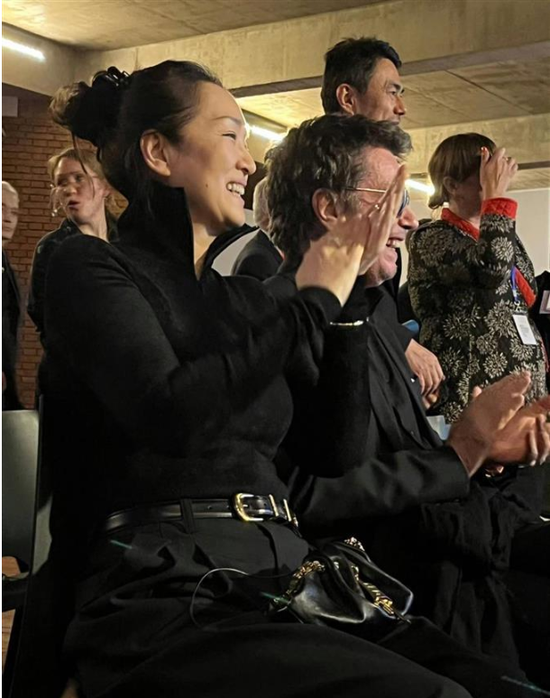  ·著名演员巩俐与，丈夫让-米歇尔·雅尔也坐在第17届“中法文化之春”艺术节开幕式的观众席。