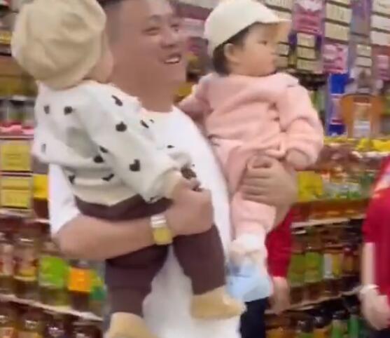 ​太好笑！社牛父亲抱着女儿去逛超市：大家都让让！我家俩姑娘！