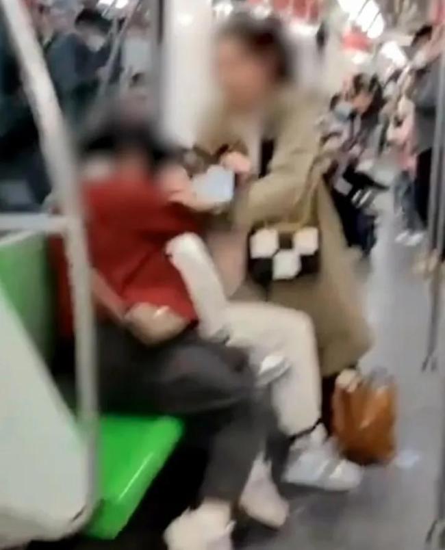 上海地铁回应2女子车厢互薅头发：可第一时间报警