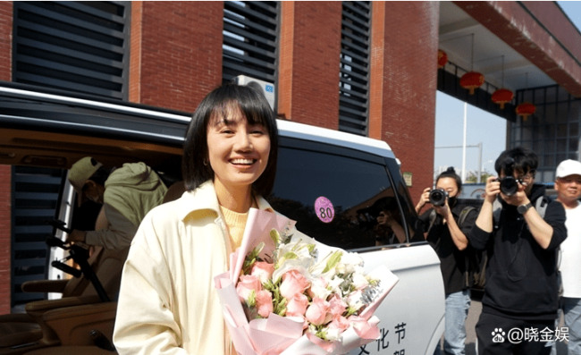 袁泉喜获年度杰出女演员，并与父亲一起回母校报喜 