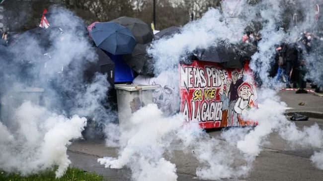 法国抗议者冲击LVMH总部 该公司旗下拥有路易威登和酩悦等品牌