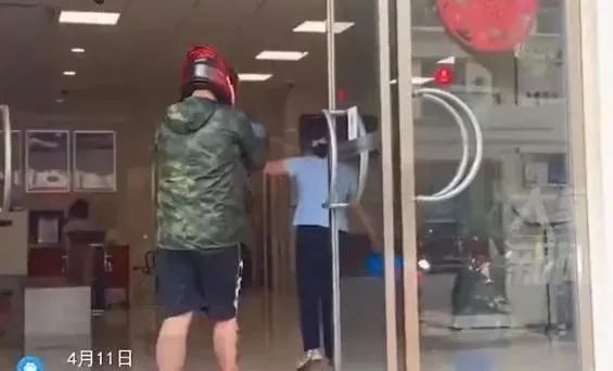 男子拿水枪进银行“火拼”，工作人员奋起还击  网友：戴头盔不讲武德！