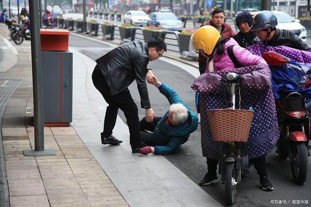 北京街头女子扶起摔倒老人后老人竟要赔偿！老人女儿：没撞你为什么扶