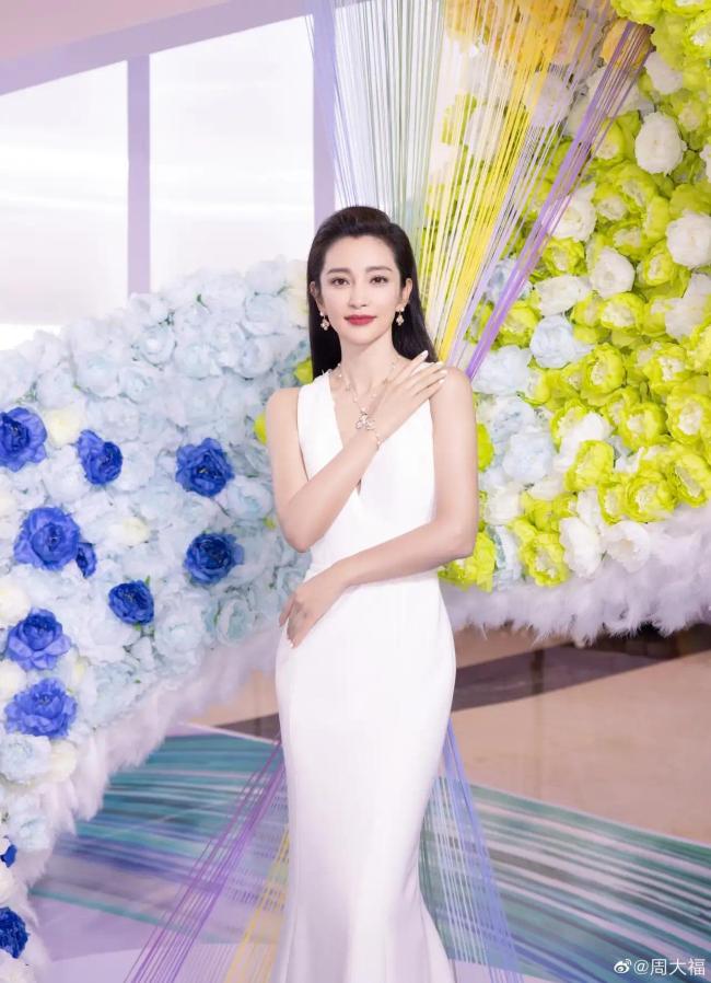 李冰冰在南宁出席活动 一身白色深v连衣裙 自爆来做的第一件事是吃粉