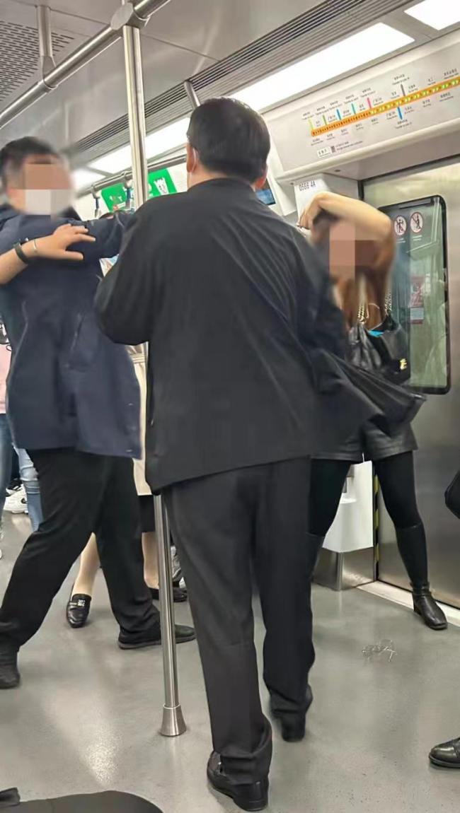 北京俩乘客地铁内发生冲突多次互殴，从车厢打到站台