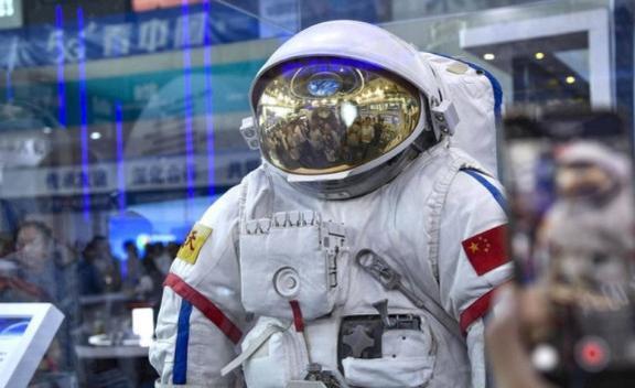 俄罗斯两名宇航员完成太空行走任务 收场结局截然相反 全球目光转向中国！
