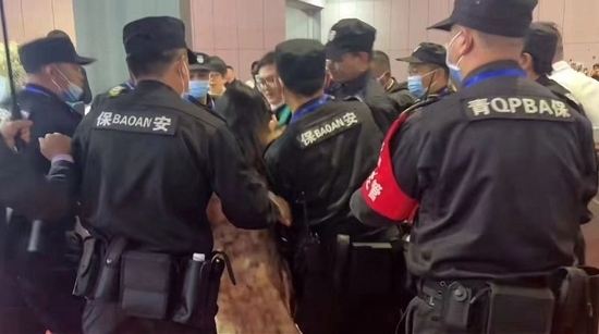 女子在宝马mini展台直播起冲突 警方回应：没那么严重