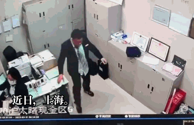 上海邮政在岗打人男职工被拘 官方：工作分歧产生冲突