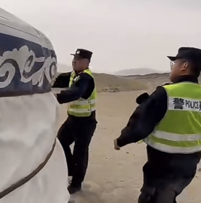 民警帮助牧民加固蒙古包。内蒙古公安厅供图