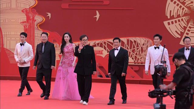 第十三届北京国际电影节举办开幕红毯仪式：《传说》官宣阵容 张艺兴古力娜扎同框！