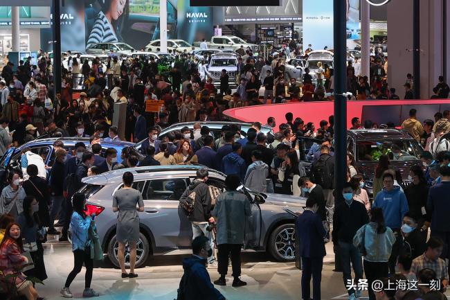 上海车展周末客流超25万 警方多次强化现场秩序疏导   