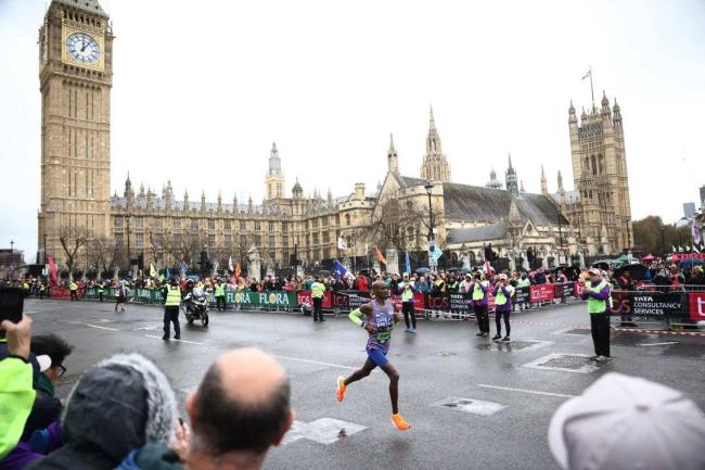  哈桑夺伦敦马拉松冠军 开跑时还出现腿部不适合的状况   