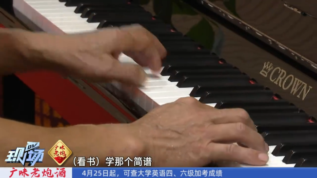 深圳农民工路边即兴弹奏钢琴