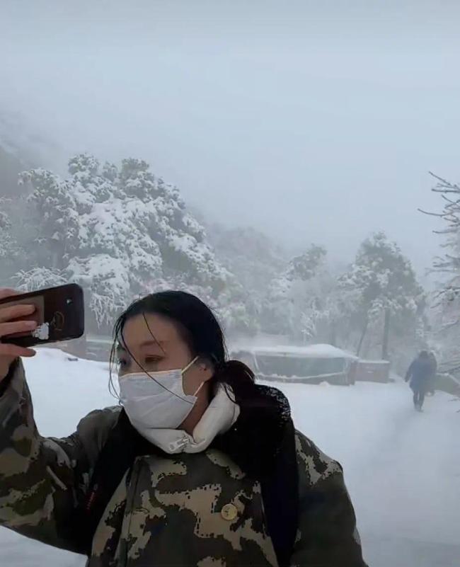 游客爬泰山遇下雪 日出没看成改看飞雪 