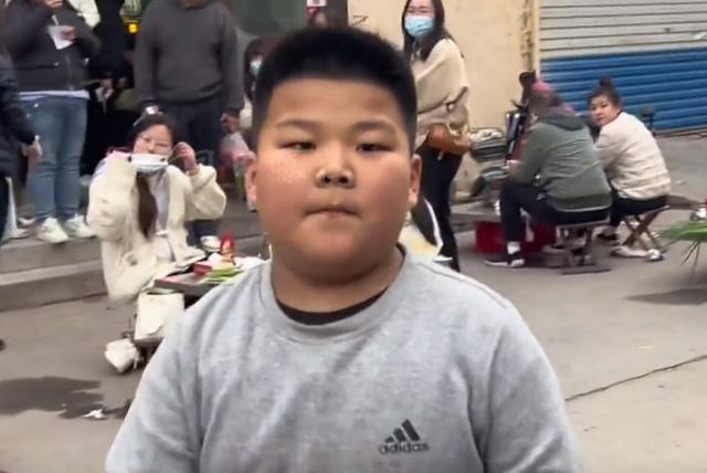 淄博烧烤店老板的胖儿子，网友：他还不知道自己是富二代了 