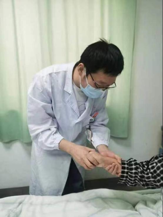 武汉初中生迷上“盘核桃” 不料却患上腱鞘炎！手指重复一个动作最容易中招！