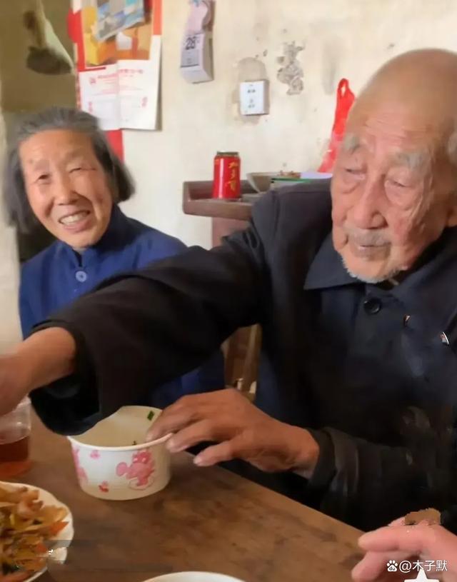 97岁大爷拄拐杖走路3小时为75岁女儿庆生 女儿亲手下厨感动全场 五世同堂 全网最幸福的孩子！