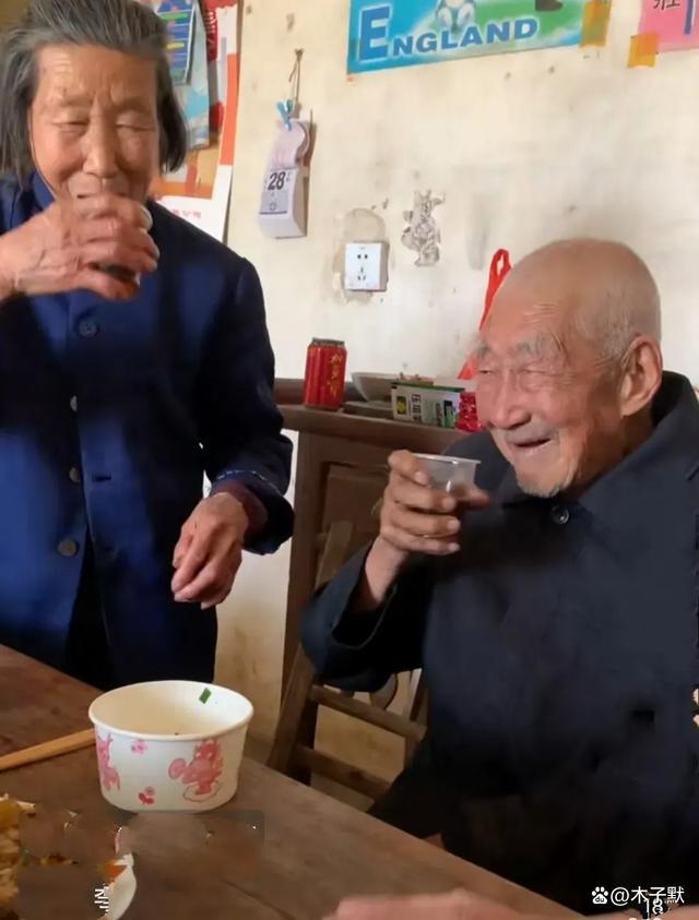 97岁大爷拄拐杖走路3小时为75岁女儿庆生 女儿亲手下厨感动全场 五世同堂 全网最幸福的孩子！
