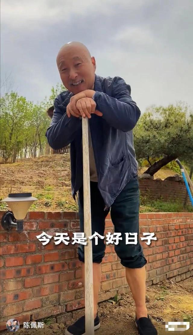 陈佩斯北京坐拥万亩良田，69岁陈佩斯胡须花白卖力锄地