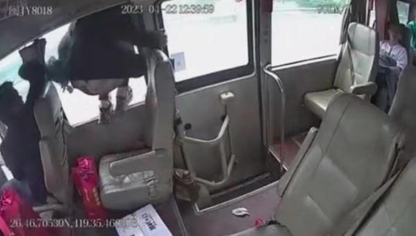 男子要求停车上厕所，被大巴司机拒绝后跳车！