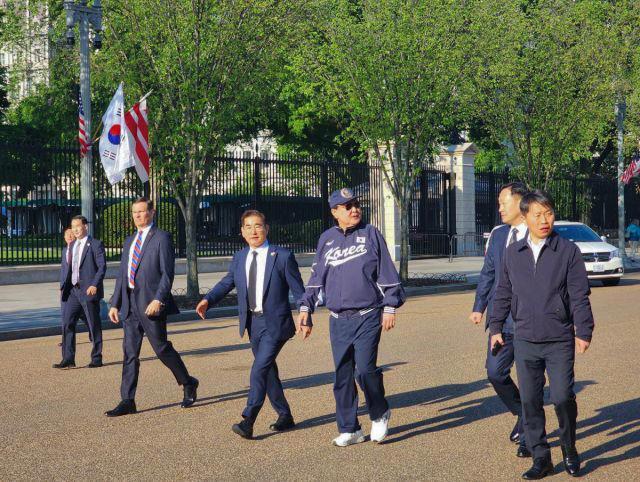 尹锡悦金建希白宫做客 在此期间两位领导人互赠礼品，这是韩总统时隔12年对美进行国事访问   