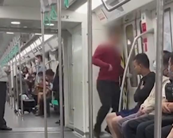 深圳地铁一男子踹车厢门  网友纷纷表示：“实在无法理解，太离谱了！”