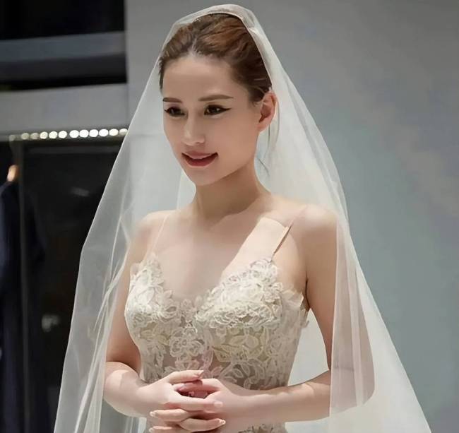 窦骁何超莲3年前已订婚 窦骁求婚用20元戒指引争议