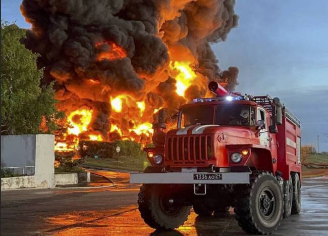克里米亚油库火灾已被扑灭 初步调查显示两架无人机袭击油库