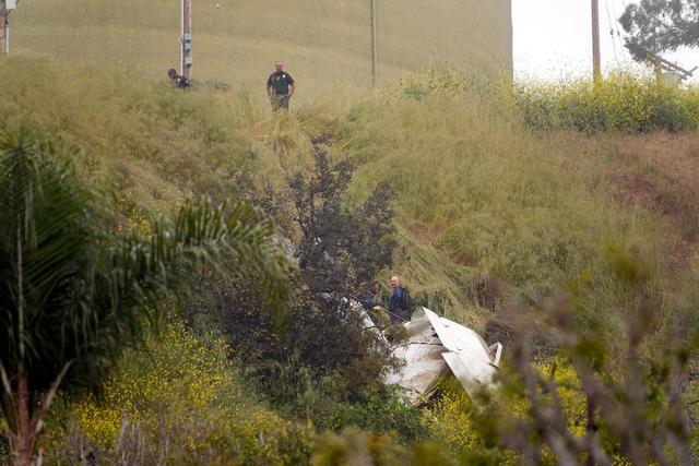 洛杉矶一架小型飞机坠毁 调查人员在美国洛杉矶坠机事故现场工作