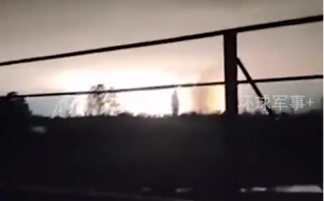 俄导弹夜袭乌军工厂现场腾起蘑菇云