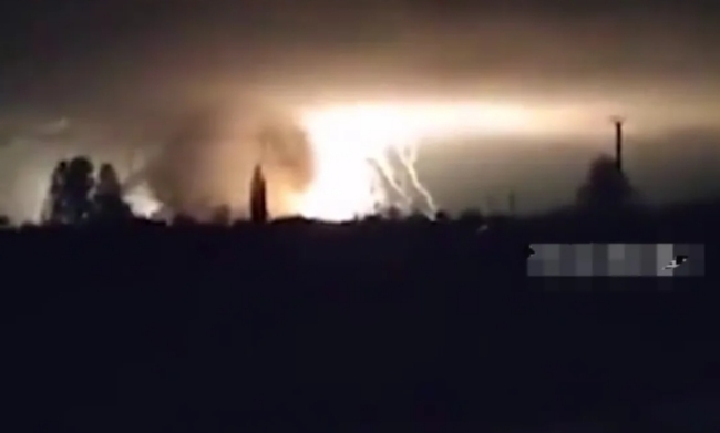 俄导弹夜袭乌军工厂现场腾起蘑菇云
