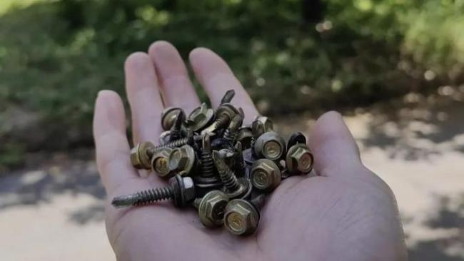男子停车场捡26个螺丝钉，警方：基本排除人为放置因素