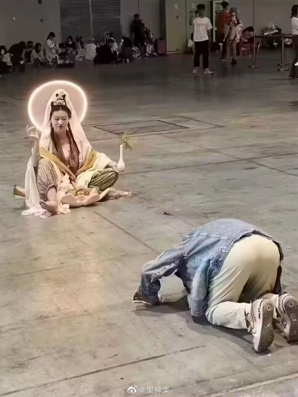 上海漫展惊现“女菩萨”，还真有人顶礼膜拜：我拜的才是真菩萨！