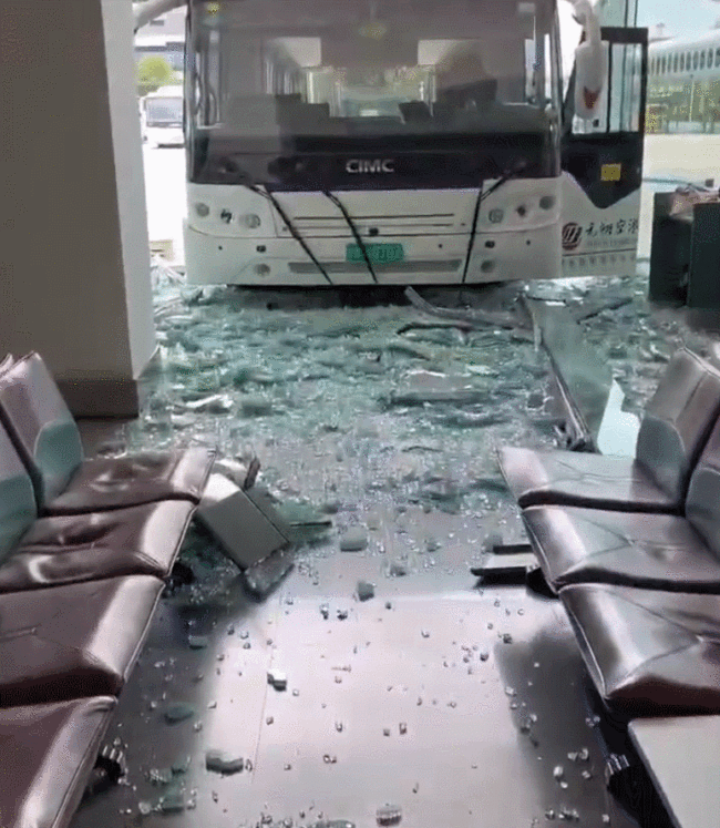 厦门机场摆渡车开进航站楼 碎片满地！机场：现场没有旅客受伤