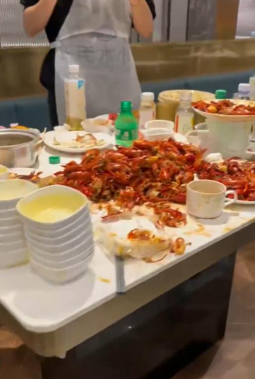 7人吃自助炫了300多个螃蟹 网友：能吃不浪费没问题