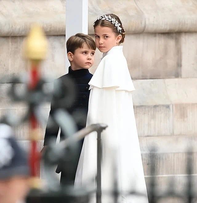 8岁夏洛特公主火出圈 成加冕礼当天最亮眼的人物