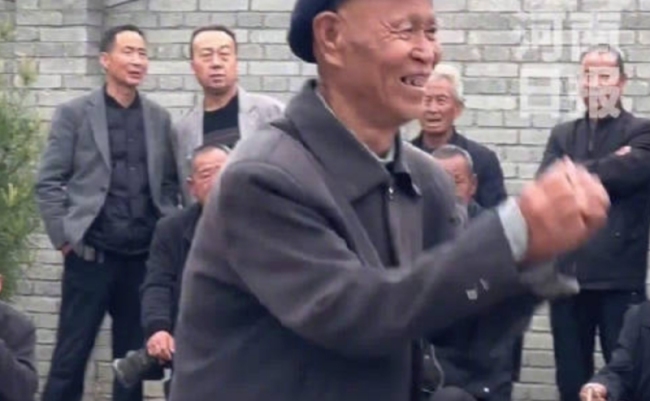 86岁老人表演前作揖行礼