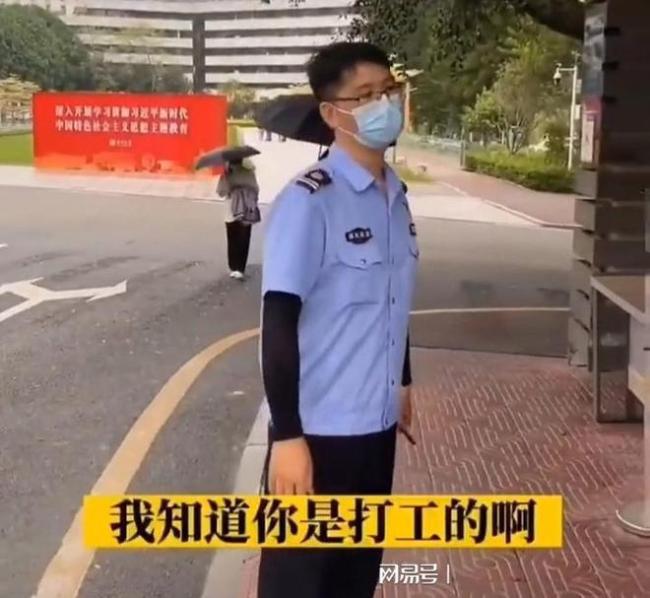 一男子想进深圳大学被保安阻拦 大声质问：学校是谁的 我是纳税人为什么不能进