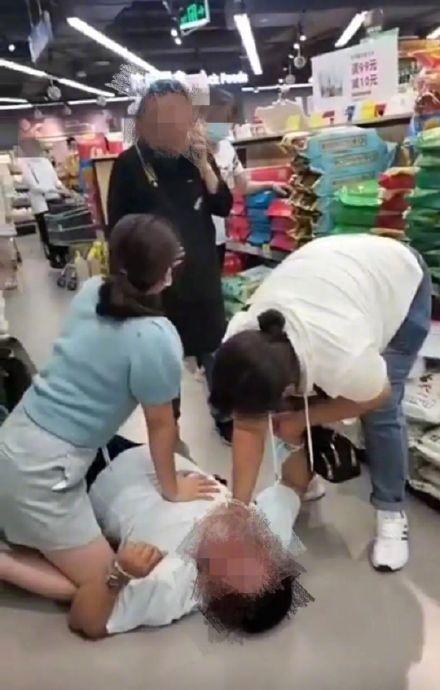 下班护士跪地救人20分钟 直累得全身颤抖汗流浃背