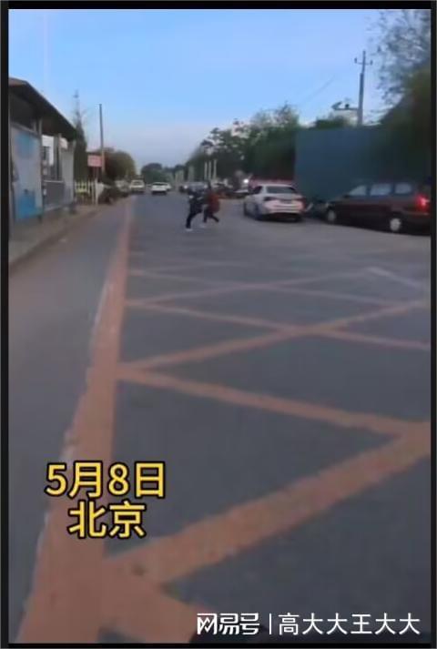 孩子横穿马路被妈妈拉回，一脚踹翻！网友：肯定是亲生的