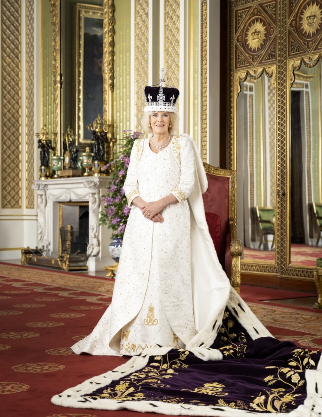 英国王室公布官方肖像，没有哈里王子和安德鲁王子